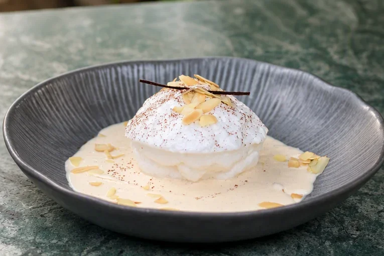 Ile flottante creme anglaise a la vanille bourbon